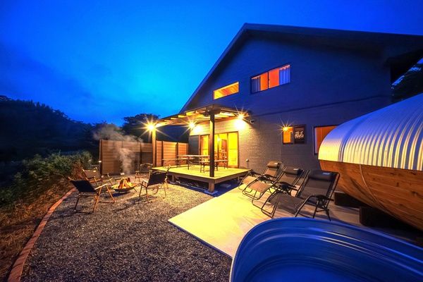 澄んだ山の絶景を望む薪サウナや焚き火、BBQを満喫。1日1組限定ヴィラ「SHELTER．南房総」で贅沢な秋冬旅