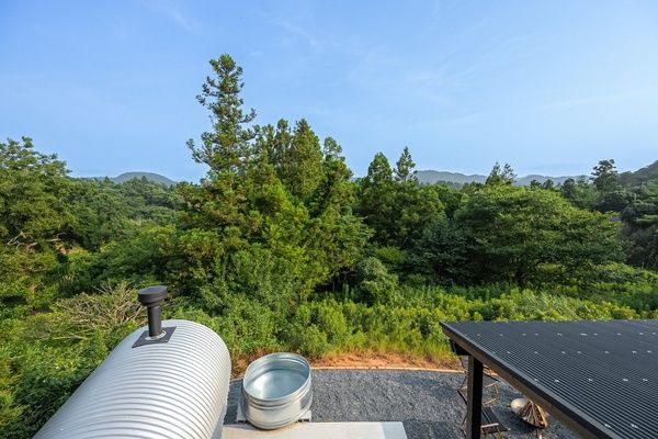 澄んだ山の絶景を望む薪サウナや焚き火、BBQを満喫。1日1組限定ヴィラ「SHELTER．南房総」で贅沢な秋冬旅
