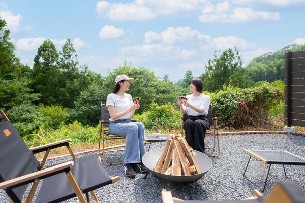 澄んだ山の絶景を望む薪サウナや焚き火、BBQを満喫。1日1組限定ヴィラ「SHELTER．南房総」で贅沢な秋冬旅