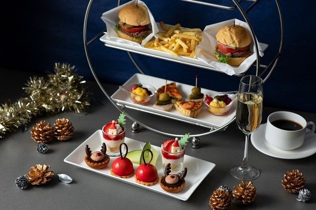 グラスシャンパンで乾杯する12月限定の「クリスマスイブニングハイティー」(7000円 税・サービス料込／写真は2人分)