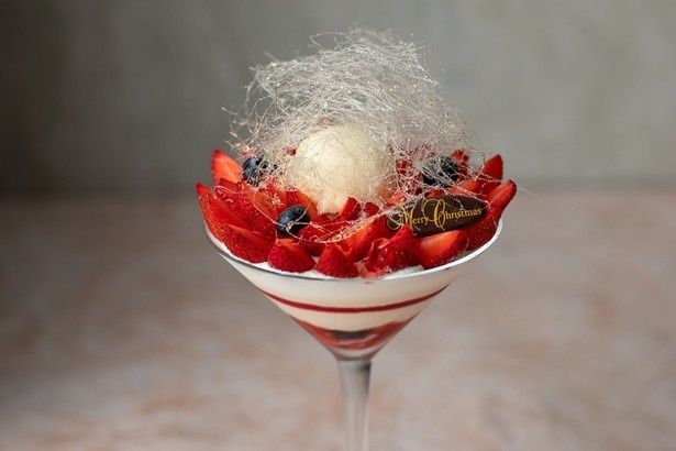 飴細工で雪が舞い降る様子を表現した「雪降るクリスマスパフェ」(4200円 税・サービス料込)