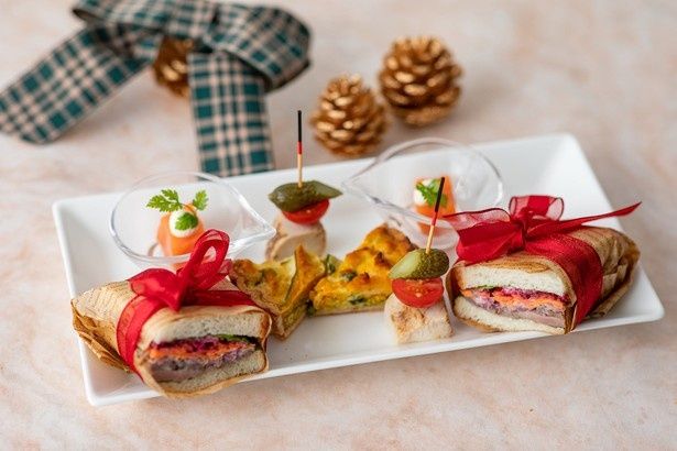 ローストビーフのラップサンドウィッチやかぼちゃのキッシュなど4品のセイボリー