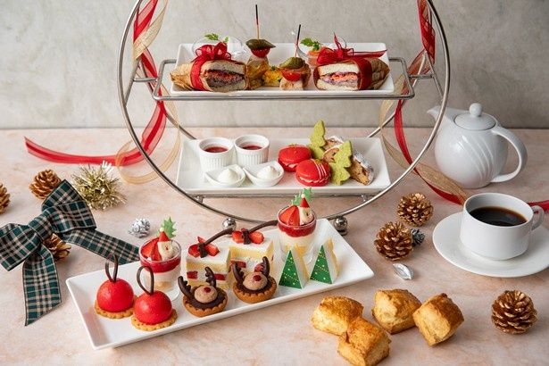 マカロンやタルトが並ぶ「クリスマスアフタヌーンティー」(1人6500円 税・サービス料込／写真は2人分)