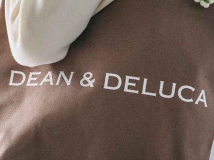 DEAN & DELUCAから2026年限定カラーのチャリティートートバッグが登場。温かみのある2色展開で冬のお出掛けに最適です。（画像出典：DEAN & DELUCA）