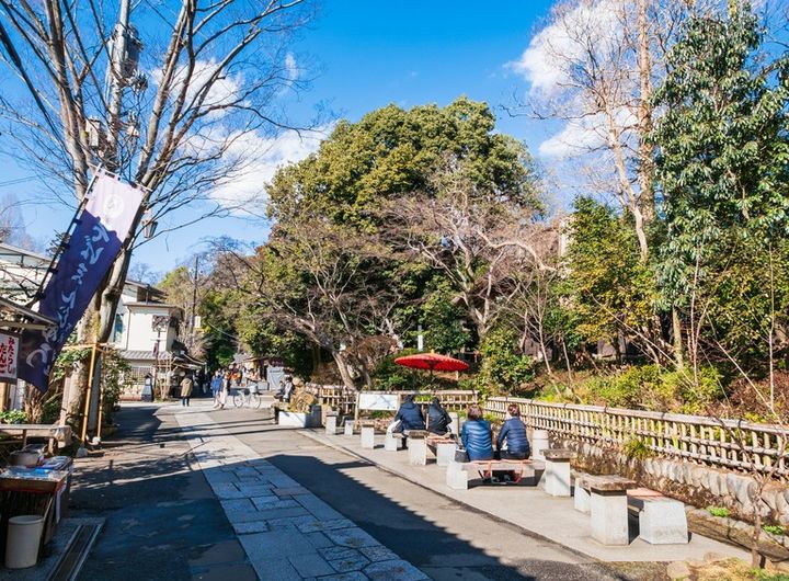 深大寺の参道 ベンチに座る人
