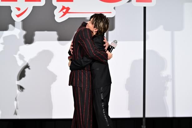 【写真を見る】磯村勇斗と末澤誠也(Aぇ! group)が即興芝居による激熱な熱いハグ！ [c] 2026「mentor」製作委員会