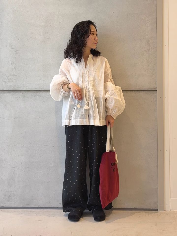 ナチュラルさが魅力のモノトーンコーデ