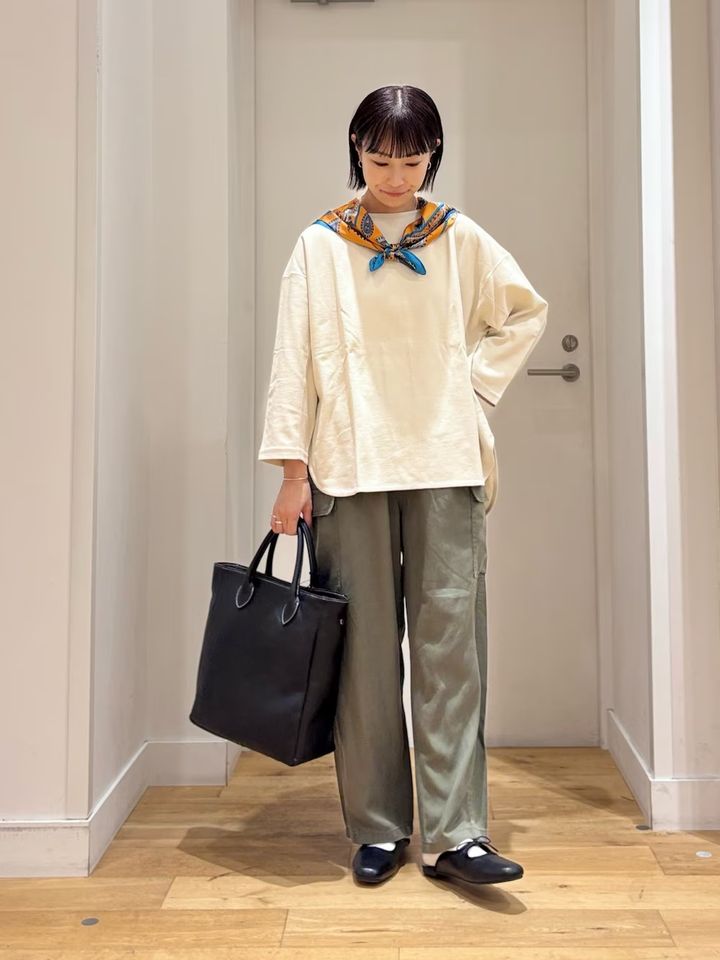 パンツスタイルもスカーフで写真映え