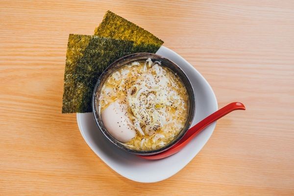 「鶏煮込み」や「つくね串」が名物の焼鳥酒場「焼鳥どん 町田店」オープン！11/4までSNSでおなじみの代表・日垣氏が在店