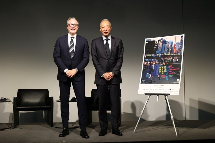 第39回東京国際映画祭 アカデミー・イン・東京「スペシャルトーク」より（左から）映画芸術科学アカデミーCEOのビル・クレイマー氏、東宝株式会社代表取締役社長の松岡宏泰氏 width=