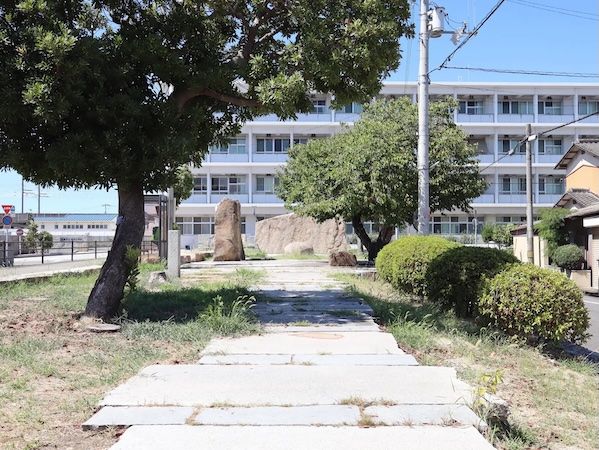 香川県丸亀市に、2日間だけ、きむらとしろうじんじん氏による野点と丸亀妄想屋台群が出現。長期プロジェクトの集大成