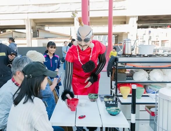 香川県丸亀市に、2日間だけ、きむらとしろうじんじん氏による野点と丸亀妄想屋台群が出現。長期プロジェクトの集大成