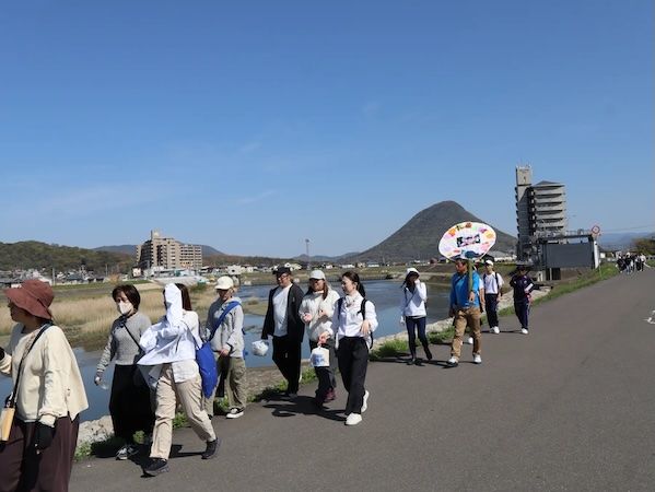 香川県丸亀市に、2日間だけ、きむらとしろうじんじん氏による野点と丸亀妄想屋台群が出現。長期プロジェクトの集大成
