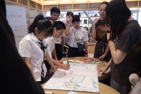香川県丸亀市に、2日間だけ、きむらとしろうじんじん氏による野点と丸亀妄想屋台群が出現。長期プロジェクトの集大成