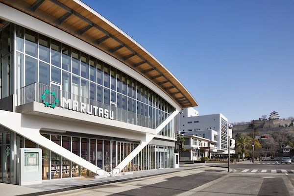 香川県丸亀市に、2日間だけ、きむらとしろうじんじん氏による野点と丸亀妄想屋台群が出現。長期プロジェクトの集大成