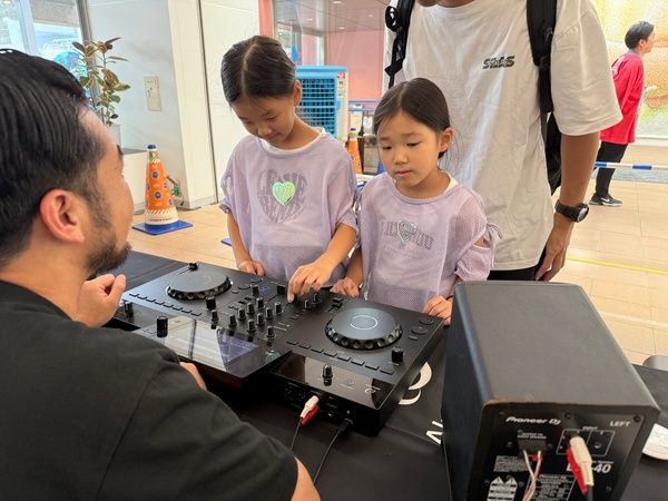 AlphaThetaが日本橋の音楽イベントに参加！子ども向けDJ体験会と「横浜DJ Lab」で学ぶキッズDJのステージを実施