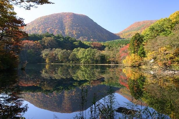 鏡のような水面には赤く染まった山々が映る/土湯温泉の紅葉 画像提供：土湯温泉観光協会