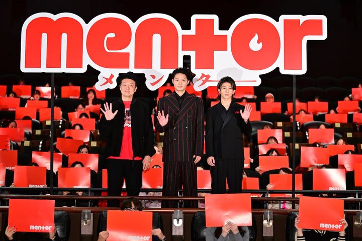 （左から）映画『mentor』大ヒット御礼舞台挨拶に登壇した吉田恵輔監督、磯村勇斗、末澤誠也（Aぇ！group） （C）2026「mentor」製作委員会 width=