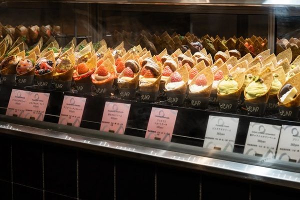 そば粉クレープ専門店「SOBAP グランスタ東京店」にSuicaのペンギンとコラボした限定ショコラソバープが登場！