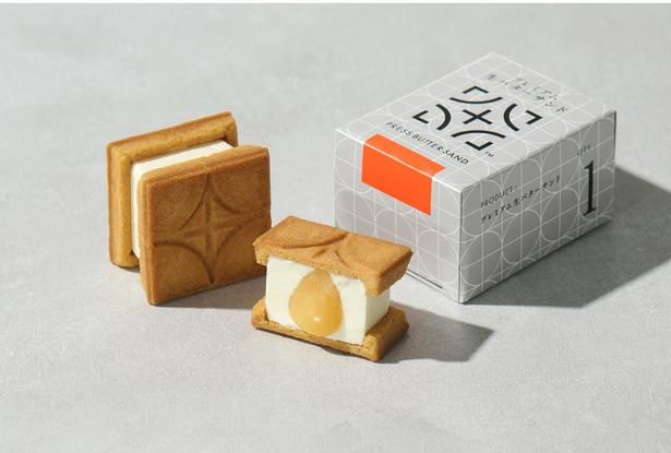 プレミアム生バターサンド1個432円。濃厚な生バタークリームの中にはバターキャラメルが。1個ずつ小さな箱に入っているので、手土産にもぴったり 【写真提供＝株式会社BAKE】