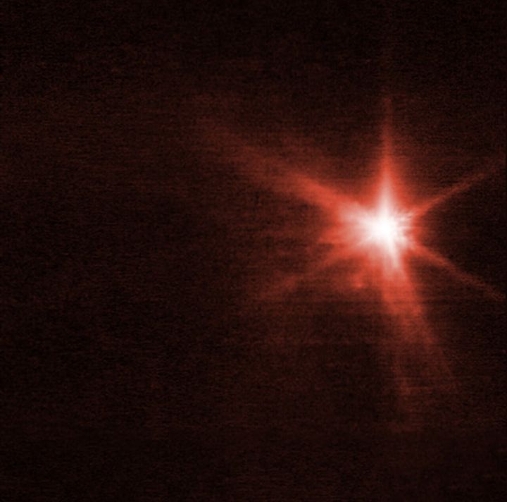 ジェームズ・ウェッブ宇宙望遠鏡の近赤外線カメラがとらえた、DARTの体当たりを受けたディモルフォスです。