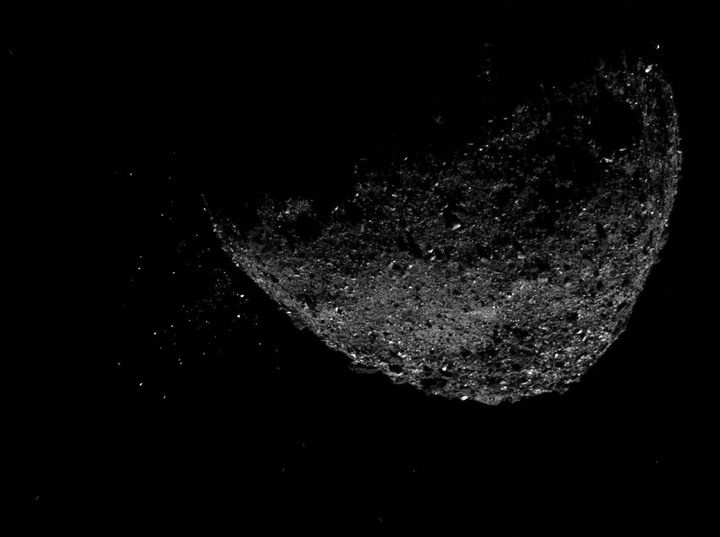 2019年1月6日に、小惑星ベンヌの表面から小さな粒が飛び出す様子を、NASAの探査機オシリス・レックスのカメラで撮った2枚の画像を合わせたものです。ベンヌはDARTの相手とも今回の計算とも別の小惑星ですが、重力の弱い小惑星から物質が離れていく様子を目で見られます。