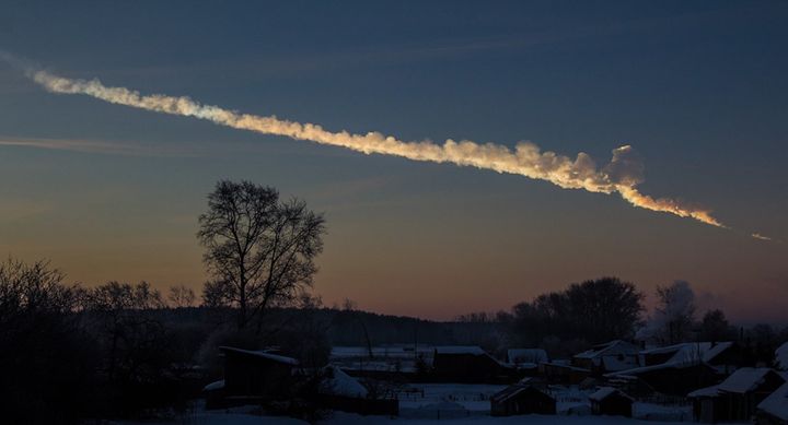 2013年2月15日の早朝に、ウラル地方の上空を飛んだ大きな流星が空に残した跡です。この火球はチェリャビンスクの街の上空で爆発し、建物に被害を出して、数百人がけがをしました。