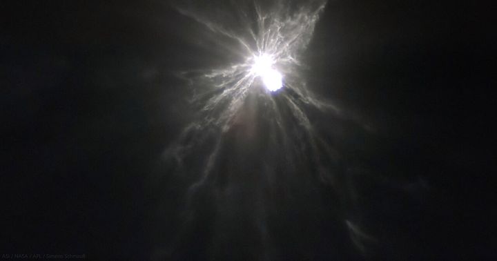 DARTの体当たりの後に、ディモルフォスから流れ出す岩くずの筋を、イタリア宇宙機関の小型衛星LICIACubeがとらえた画像です。核爆発ではなく探査機の体当たりによるものですが、小惑星から物質が離れていく様子がよく分かります。