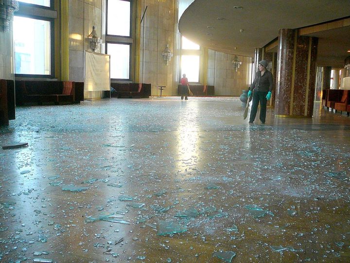 2013年にロシアで起きた火球の出来事で被害を受けた、チェリャビンスクの演劇劇場の様子です。この出来事で知られるチェリャビンスク隕石は、今回の計算でも岩石の壊れやすさを決める手本の1つになりました。