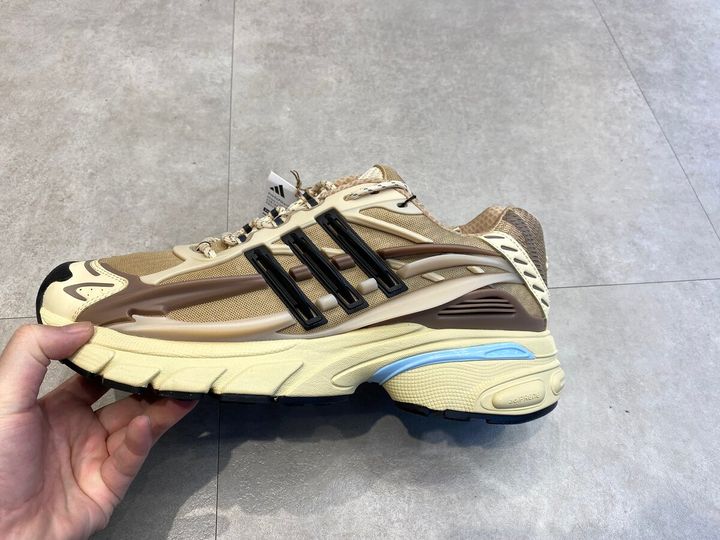 Pharrell Williams × adidas（ファレル・ウィリアムス × アディダス）のアディスター ジェリーフィッシュ クリスタルサンド