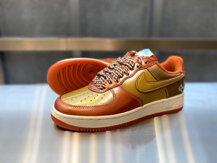 NIGO® × j-hope (BTS) × Nike（ニゴー × ジェイホープ (BTS) × ナイキ）のエアフォース1 '01 ロー バーントサンライズ