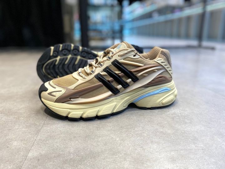 Pharrell Williams × adidas（ファレル・ウィリアムス × アディダス）のアディスター ジェリーフィッシュ クリスタルサンド