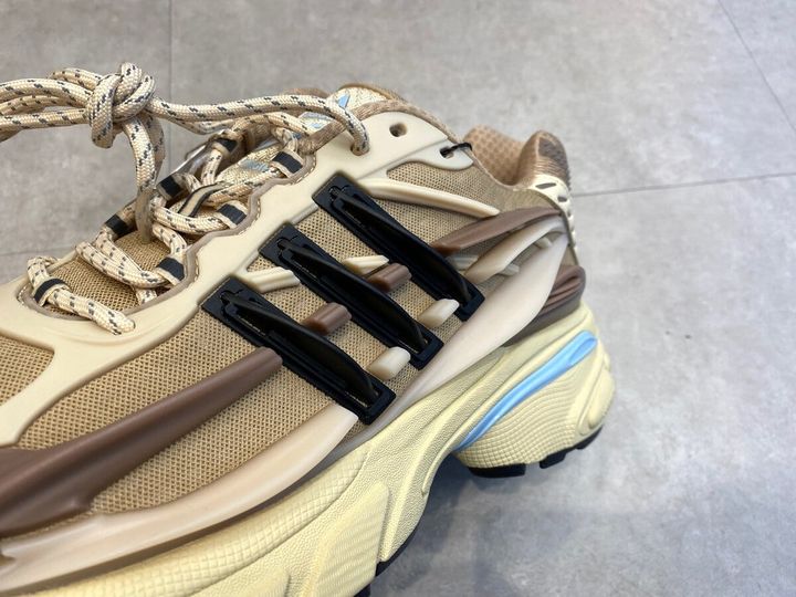 Pharrell Williams × adidas（ファレル・ウィリアムス × アディダス）のアディスター ジェリーフィッシュ クリスタルサンド