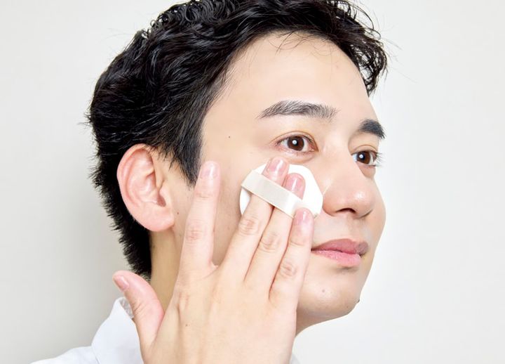 ツヤを強調したい頰の高い位置は重ね付けがオススメ。