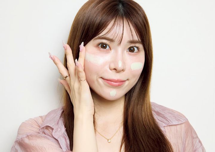 額、両頰、鼻先、顎に5点置きしてからのばせば立体感も。