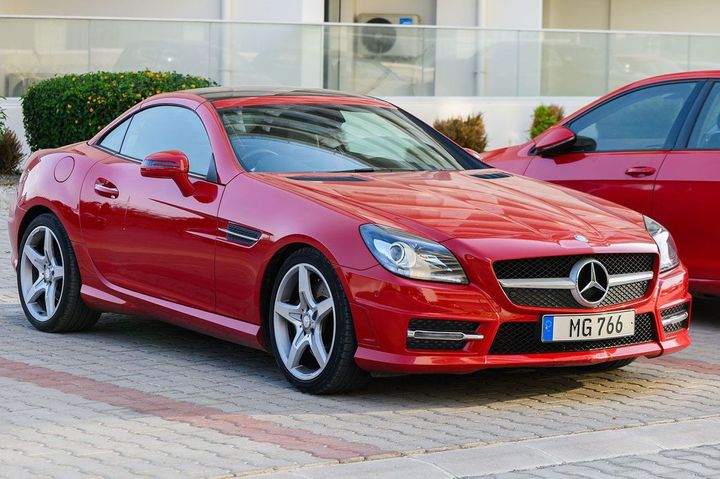 赤いメルセデス・ベンツ SLK250