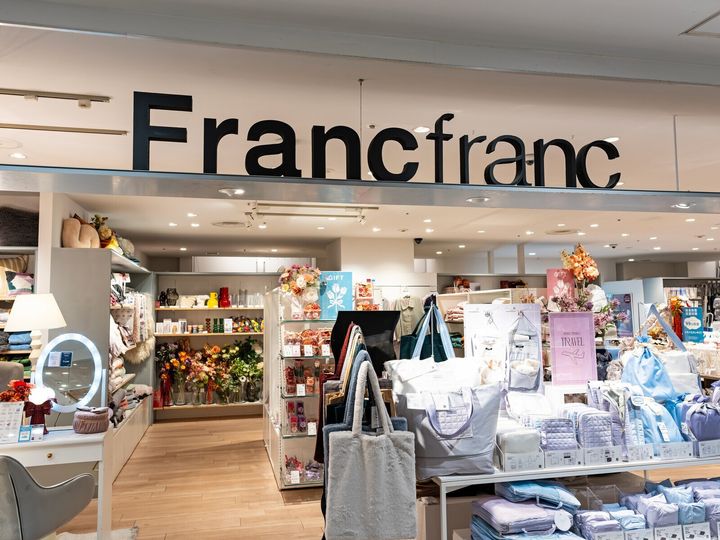 Francfranc（フランフラン）の「エルドラド コスメデスク 3」が、大理石調の美しい天板と見た目以上の収納力でSNSの注目を集めています。毎日のメイク時間を特別にしてくれる魅力を紹介します。