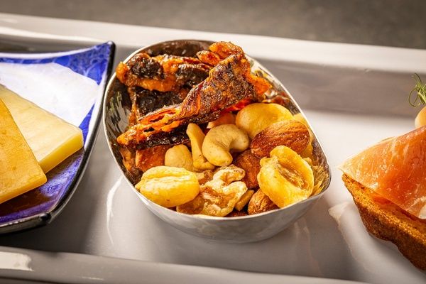 世界各国の酒場料理と多彩なドリンクを楽しむ！プルマン東京田町が「冬のハイティー」を期間限定で提供