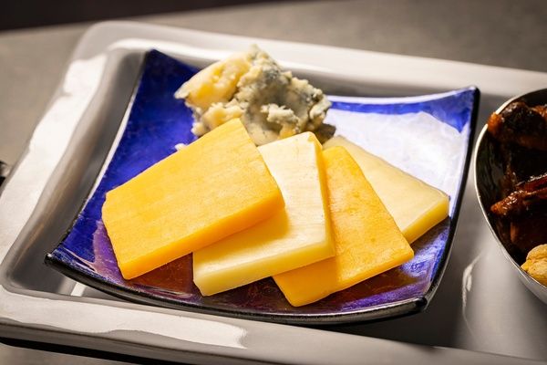 世界各国の酒場料理と多彩なドリンクを楽しむ！プルマン東京田町が「冬のハイティー」を期間限定で提供