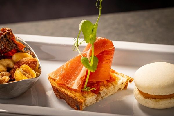 世界各国の酒場料理と多彩なドリンクを楽しむ！プルマン東京田町が「冬のハイティー」を期間限定で提供