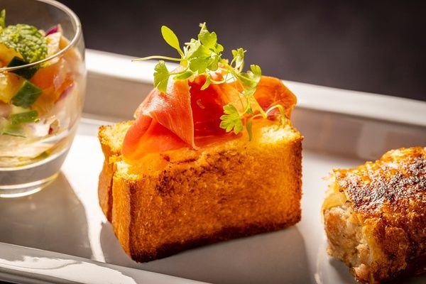 世界各国の酒場料理と多彩なドリンクを楽しむ！プルマン東京田町が「冬のハイティー」を期間限定で提供