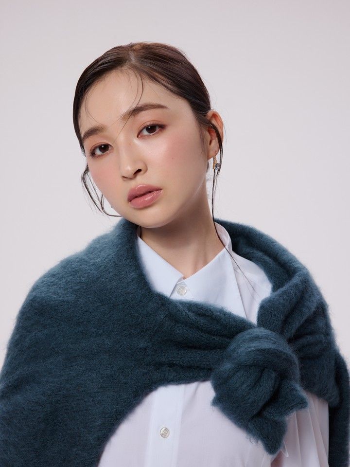 ブラシで丁寧に塗り込み “ちょうどいい”ツヤ仕上げ