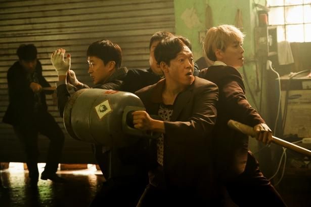 ド派手な乱闘シーンも見どころの1つ [c] 2025 HIVE MEDIA CORP & MINDMARK, Inc ALL RIGHTS RESERVED.