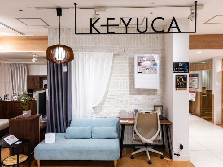 KEYUCAの「【美濃焼】KOSOGI マグカップ」は、削ぎ模様と落ち着いた色味が魅力の小ぶりなマグカップです。お茶にもコーヒーにも合うデザインと手に取りやすい価格で、公式通販サイトのレビューでも好評を集めているアイテムを紹介します。