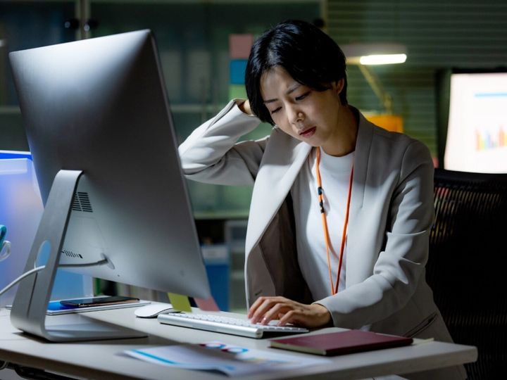 残業続きで疲れ切る日々から抜け出そうと、年収が下がっても定時で帰れる職場を選び、プライベートの時間を取り戻した人もいます。今回は、大阪府に住む27歳女性の転職エピソードを紹介します。