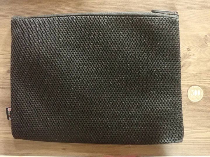 ダイソー：マイクロファイバーで拭けるアイパッドケース