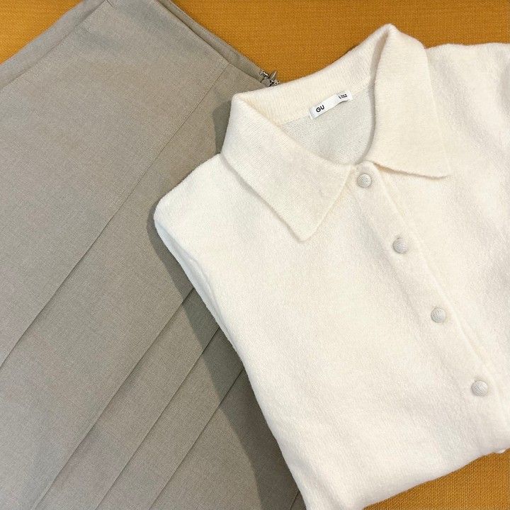 GU「パフィータッチニットポロカーディガン」「ランダムプリーツスカート」