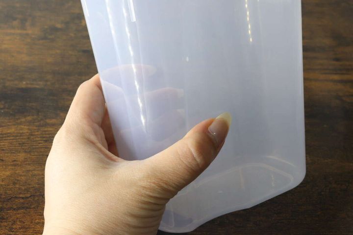 ウォーターポット側面にある指を掛けやすいくぼみ部分を持つ手