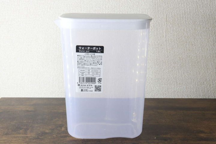 商品名や使用上の注意が記載されたラベルが貼られたウォーターポット