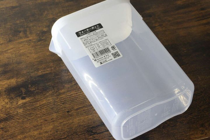 白いフタが付属した半透明のウォーターポットを斜め上から捉えた様子